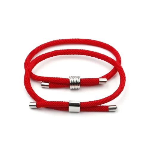 Les bracelets en tissu rouge pour couple